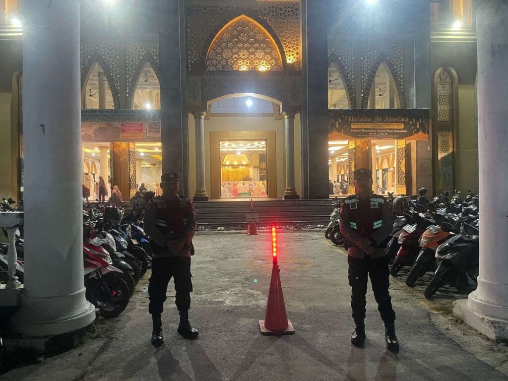 Polsek Tanjungpinang Timur menerjunkan personelnya untuk mengamankan sholat tarawih selama bulan Ramadhan 1446 H di masjid- masjid yang ada di wilayah Kecamatan Tanjungpinang Timur, Minggu (02/03/2025)