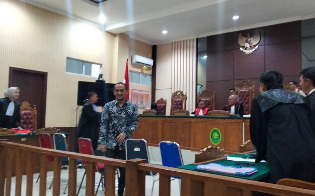 Sidang dugaan korupsi dana desa yang melibatkan terdakwa Kiontoro alias Eki alias Ngkik bin Tukiran (43) selaku Kepala Urusan Keuangan Desa Lancang Kuning Kabupaten Bintan Tahun 2018 sampai 2023, disidang di Pengadilan Tipikor pada Pengadilan Negeri (PN) Tanjungpinang, Kamis (06/03/2025).  