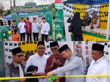 Rangkaian kegiatan BAZNAS Provinsi Kepri menggelar ratusan Takjil Gratis Ramadhan 1446 H tahun 2025 bagi masyarakat membutuhkan untuk berbuka puasa di stand kawasan Bintan Center, depan Richeese KM 9 Tanjungpinang, Kamis (06/04/2025)