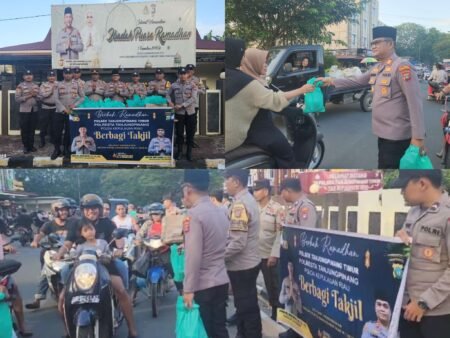 Kapolsek Tanjungpinang Timur AKP Sugiono beserta sejumlah personilnya membagikan ratusan Takjil Gratis kepada masyarakat yang melintas di depan Mapolsek Tanjungpinang Timur, Senin (24/03/2025)