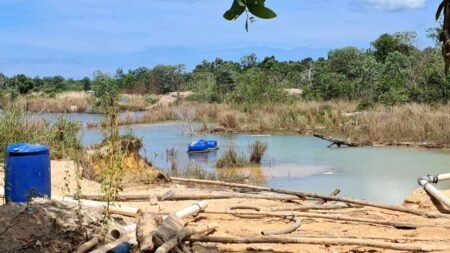 Aktivitas tambang pasir ilegal di Kawasan Galang Batang, Desa Gunung Kijang, Kabupaten Bintan, Jumat (28/3/2025).