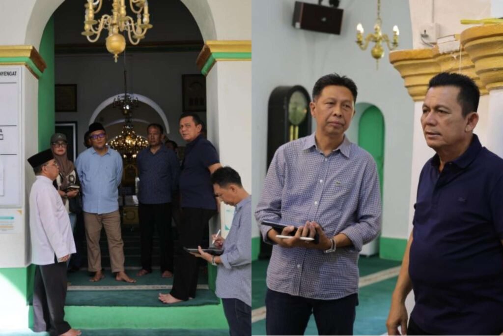 Gubernur Kepri Ansar Ahmad didampingi Kepala Dinas PUPR Rodi Yantari dan Kadis Perkim Kepri Said Nursyahdu saat meninju pulau Penyengat, Jumat (28/3)