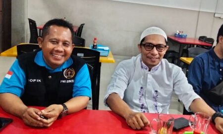 Direktur Mukhamad Rofik (kanan) dan Komisaris PT BIS Hafizar (kiri), di sela-sela jumpa pers, di rumah makan Sop TCC Tanjungpinang, Jum’at (28/03/2025).  