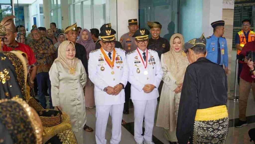 Walikota Tanjungpinang Lis Darmansyah dan Wakil Walikota Raja Ariza disambut pengurus LAM Kota Tanjungpinang saat tiba di bandara RHF Tanjungpinang.