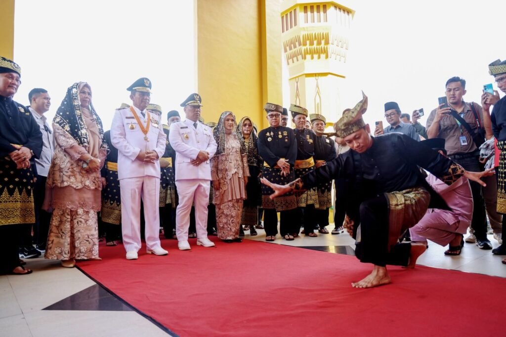 Gubernur dan Wakil Gubernur Kepri Ansar Ahmad - Nyanyang Haris Pratamura tiba di Tanjungpinang disambut di Gedung LAM Kepri, Sabtu (1/3).