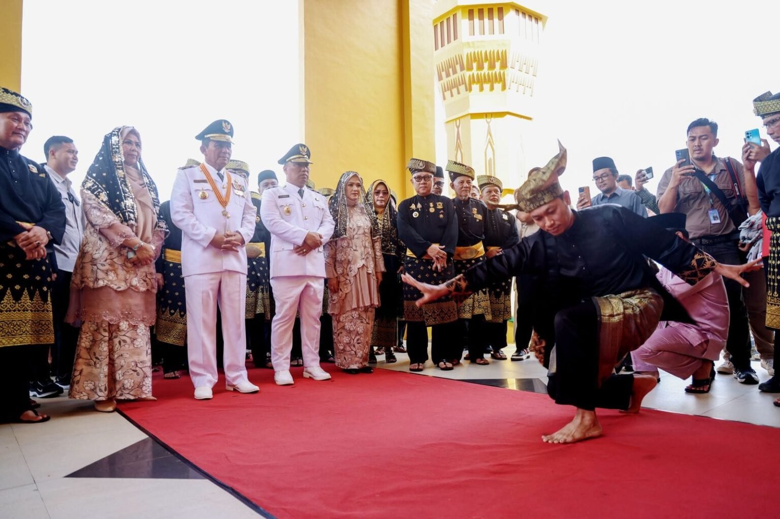 Gubernur dan Wakil Gubernur Kepri Ansar Ahmad - Nyanyang Haris Pratamura tiba di Tanjungpinang disambut di Gedung LAM Kepri, Sabtu (1/3).