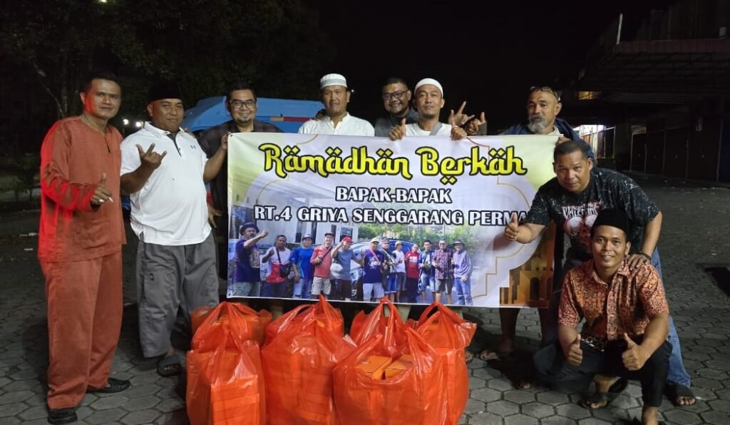 Warga RT 04 Perumahan Griya Senggarang Permai menggelar Baksos Ramadhan sahur on the road untuk kaum duafa