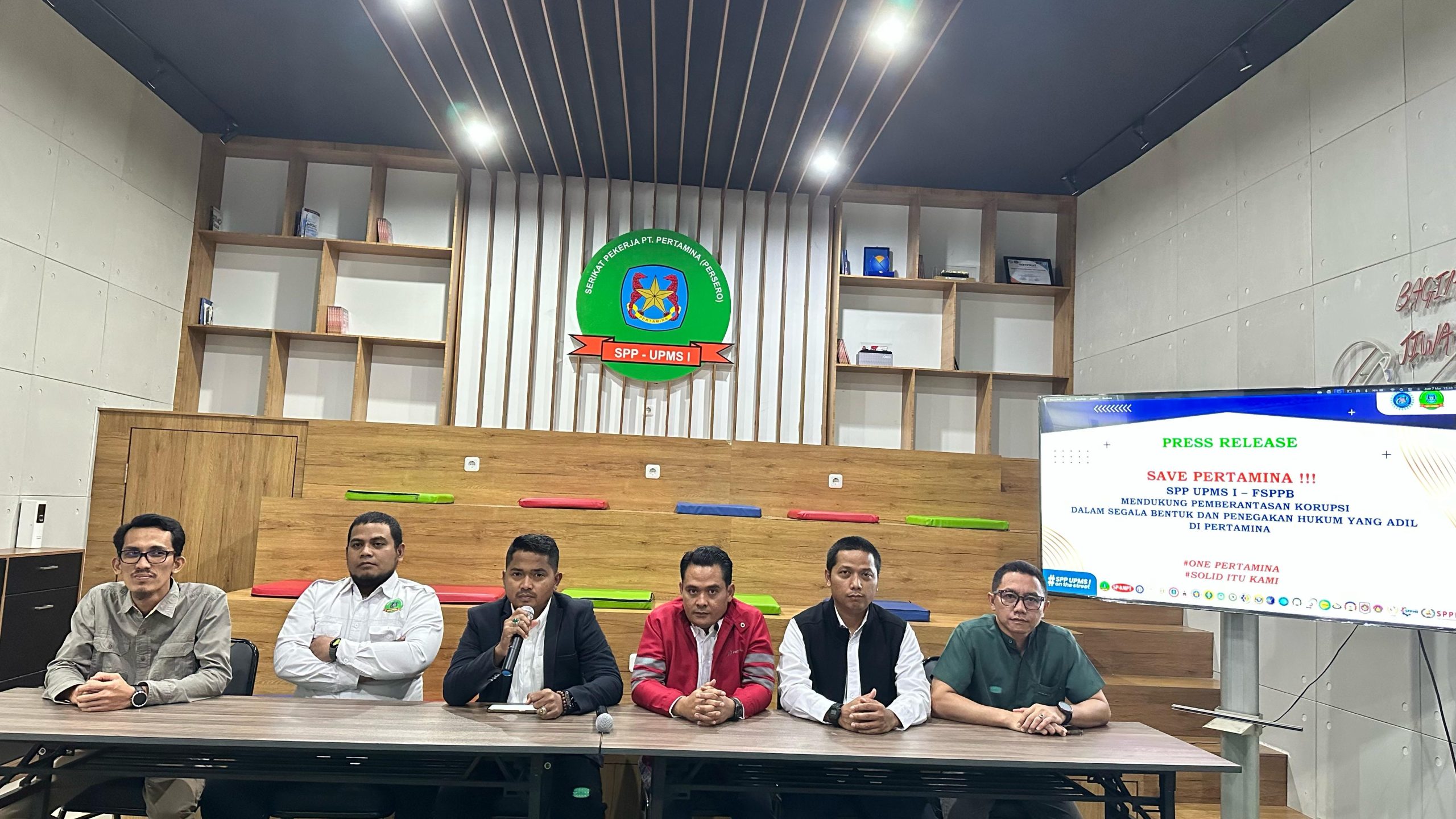 Konferensi pers SPP UPms I, terkait dukungan penuh terhadap upaya pemberantasan korupsi di Pertamina dan menghormati proses hukum yang sedang berlangsung terkait dengan kasus dugaan korupsi pada tata kelola pengadaan minyak mentah dan BBM, Senin (10/03/2025)