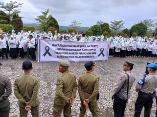 Tenaga kesehatan menggelar aksi demonstrasi damai di Kantor Bupati Natuna
