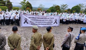 Tenaga kesehatan menggelar aksi demonstrasi damai di Kantor Bupati Natuna
