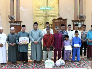 Bupati Bintan Roby Kurniawan bersama penerima bantuan saat Safari Ramadhan di Masjid An Nur Gunung Kijang