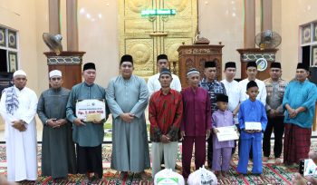 Bupati Bintan Roby Kurniawan bersama penerima bantuan saat Safari Ramadhan di Masjid An Nur Gunung Kijang