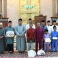 Bupati Bintan Roby Kurniawan bersama penerima bantuan saat Safari Ramadhan di Masjid An Nur Gunung Kijang