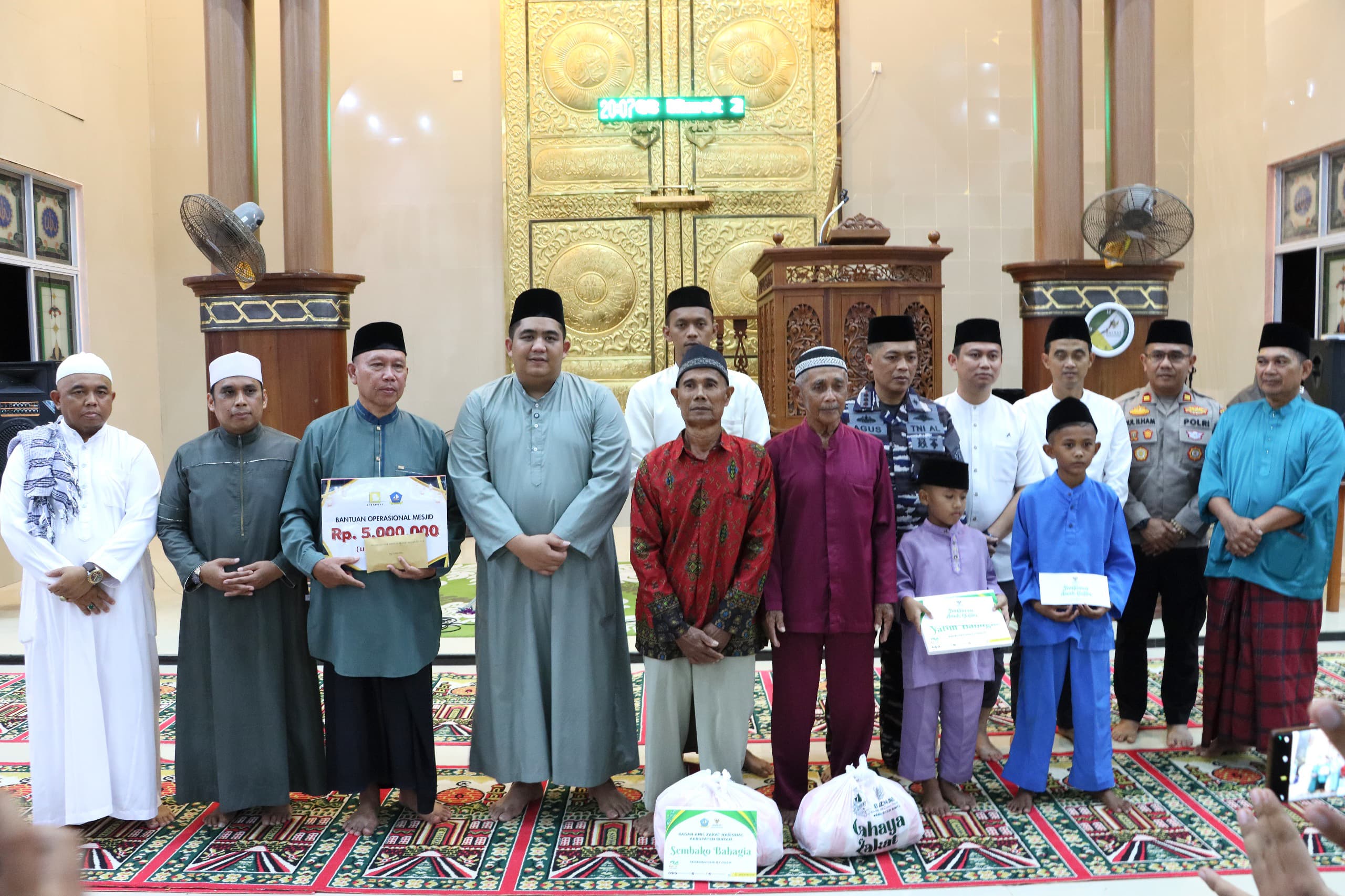 Bupati Bintan Roby Kurniawan bersama penerima bantuan saat Safari Ramadhan di Masjid An Nur Gunung Kijang