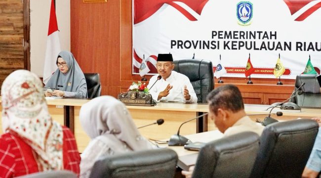 Sekda Provinsi Kepri, Adi Prihantara memimpin rapat pembahasan penataan pegawai non-ASN di outsourcing di lingkungan Pemprov Kepri.