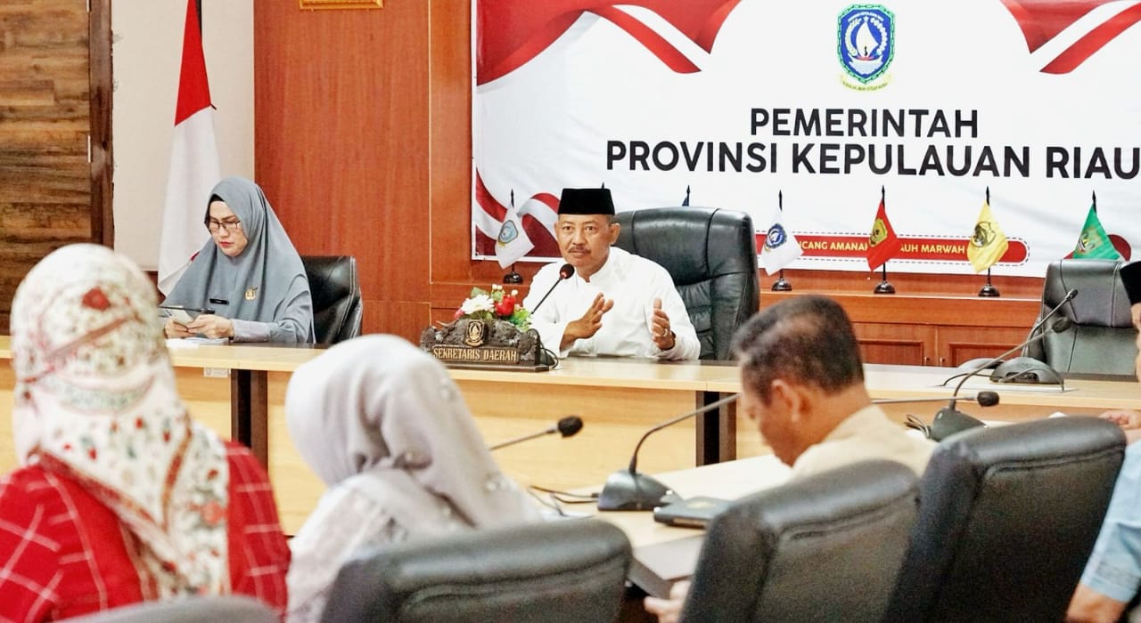 Sekda Provinsi Kepri, Adi Prihantara memimpin rapat pembahasan penataan pegawai non-ASN di outsourcing di lingkungan Pemprov Kepri.