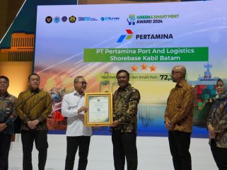 Plt. Direktur Pertamina Port and Logistics, Albertus Anto Budi Santosa, menerima penghargaan yang diberikan oleh Kementerian Koordinator Bidang Pangan sebagai komitmen PPL dalam menerapkan teknologi ramah lingkungan guna mencapai target Net Zero Emission.