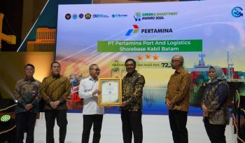 Plt. Direktur Pertamina Port and Logistics, Albertus Anto Budi Santosa, menerima penghargaan yang diberikan oleh Kementerian Koordinator Bidang Pangan sebagai komitmen PPL dalam menerapkan teknologi ramah lingkungan guna mencapai target Net Zero Emission.