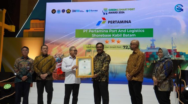 Plt. Direktur Pertamina Port and Logistics, Albertus Anto Budi Santosa, menerima penghargaan yang diberikan oleh Kementerian Koordinator Bidang Pangan sebagai komitmen PPL dalam menerapkan teknologi ramah lingkungan guna mencapai target Net Zero Emission.