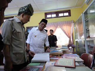 Menteri Kebudayaan RI Fadli Zon dan Gubernur Kepri Ansar Ahmad meninjau pustaka sejarah yang menyimpan manuskrip dan kitab penting di Pulau Penyengat, Senin (10/3).