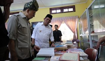 Menteri Kebudayaan RI Fadli Zon dan Gubernur Kepri Ansar Ahmad meninjau pustaka sejarah yang menyimpan manuskrip dan kitab penting di Pulau Penyengat, Senin (10/3).