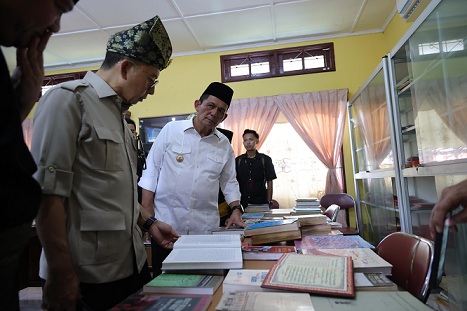 Menteri Kebudayaan RI Fadli Zon dan Gubernur Kepri Ansar Ahmad meninjau pustaka sejarah yang menyimpan manuskrip dan kitab penting di Pulau Penyengat, Senin (10/3).