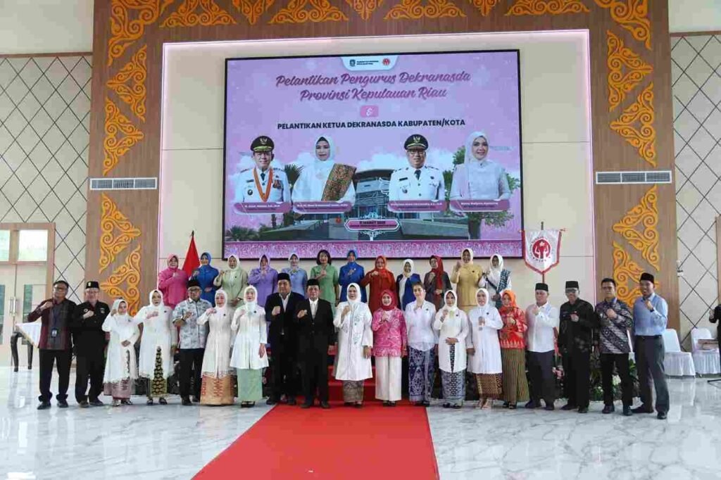 Yuniarni Pustoko Weni Pimpin Dekranasda Tanjungpinang, Siap Dorong Industri Kreatif Ketua Dekranasda Kepri Dewi Kumalasari Ansar, resmi melantik Yuniarni Pustoko Weni sebagai Ketua Dekranasda Kota Tanjungpinang periode 2025-2030 di Gedung Dekranasda Creative Space, Pelataran Taman Gurindam 12, Tepi Laut, Tanjungpinang, Selasa (11/3).