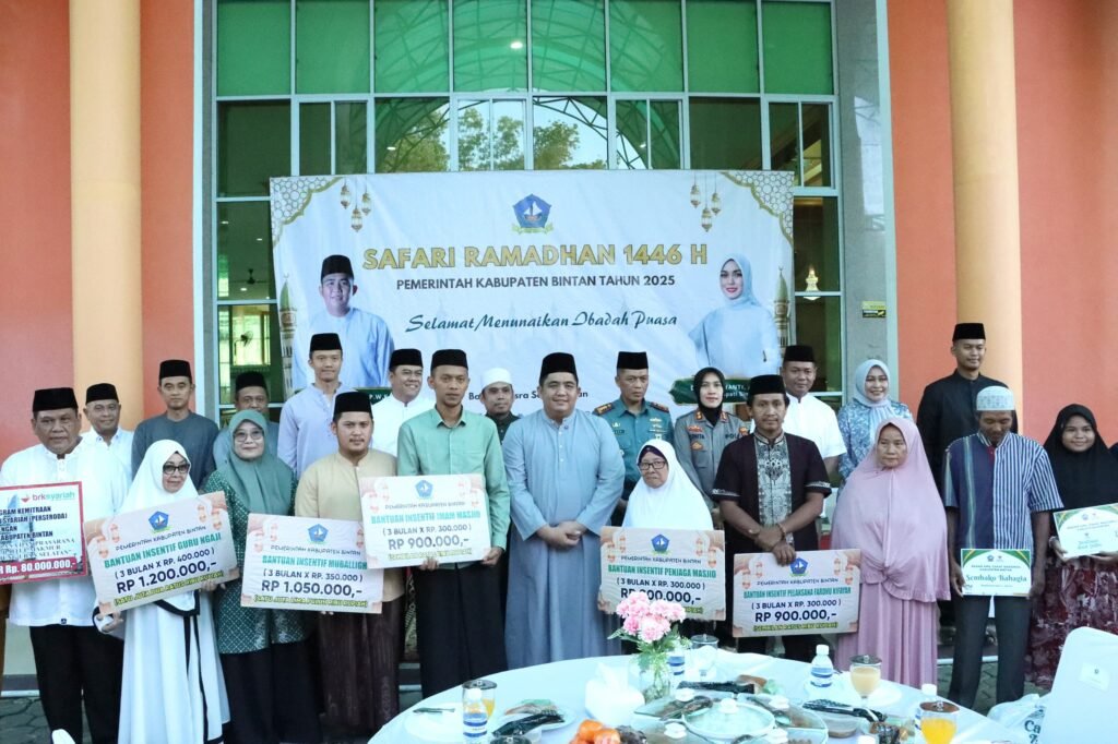Bupati Bintan Roby Kurniawan bersama penerima insentif imam masjid saat safari Ramadhan di di Masjid Baitul Makmur Tanjung Uban, Selasa (11/3).