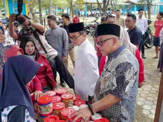 Wali Kota Tanjungpinang, Lis Darmansyah, bersama Wakil Wali Kota, Raja Ariza, meninjau langsung kegiatan Operasi Pasar Murah hasil kerja sama antara Pemko Tanjungpinang dan Bank Indonesia.