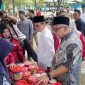 Wali Kota Tanjungpinang, Lis Darmansyah, bersama Wakil Wali Kota, Raja Ariza, meninjau langsung kegiatan Operasi Pasar Murah hasil kerja sama antara Pemko Tanjungpinang dan Bank Indonesia.