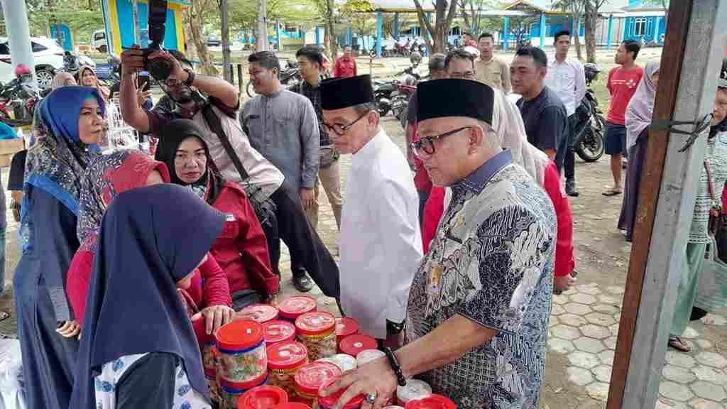 Wali Kota Tanjungpinang, Lis Darmansyah, bersama Wakil Wali Kota, Raja Ariza, meninjau langsung kegiatan Operasi Pasar Murah hasil kerja sama antara Pemko Tanjungpinang dan Bank Indonesia.