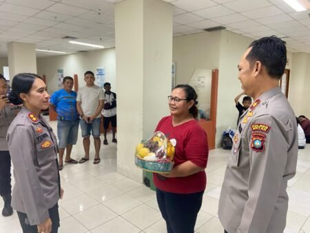 Kapolres Bintan AKBP Yunita Stevani, didampingi Wakapolres Bintan serta beberapa Pejabat Utama Polres Bintan melaksanakan kegiatan tali asih dengan membesuk personil Satlantas Polres Bintan yang sedang dirawat di RSUP Ahmad Thabib Provinsi Kepri, Kamis (13/03/2025)