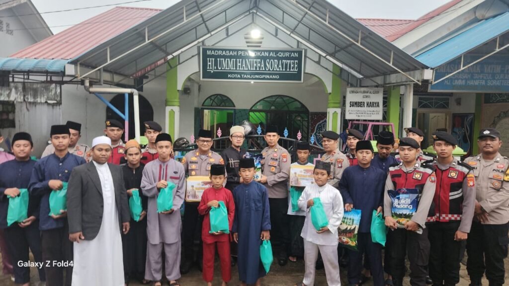 Polresta Tanjungpinang melalui Polsek Tanjungpinang Timur menyambangi Panti Asuhan Tahfizul Qur'an Tanjungpinang untuk membagikan Sembako dan Takjil berbuka puasa dalam rangka Bulan Suci Ramadhan 1446 H / 2025, Jum'at (14/03/2025)