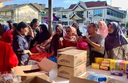 GPM yang digelar DPPP Tanjungpinang bekerja sama dengan Bank Indonesia diserbu warga menawarkan berbagai kebutuhan pokok dengan harga lebih murah dibandig di pasar.