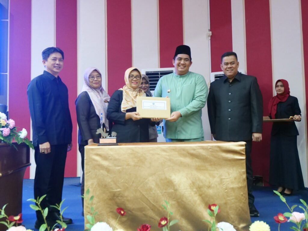 Bupati Bintan Roby Kurniawan meyerahkan LKPJ 2024 kepada Ketua DPRD Bintan Bintan Fiven Sumanti.