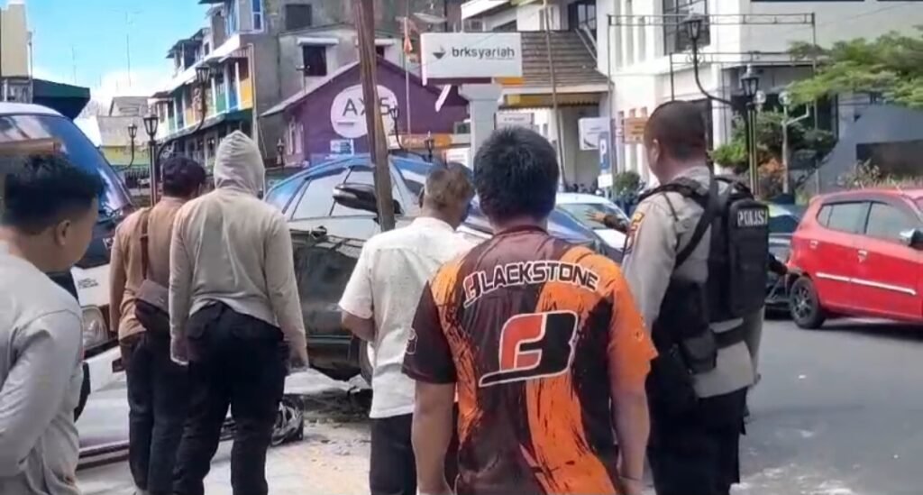 Mobil Plat Merah Hantam Tiang Lampu Jalan di Tanjungpinang