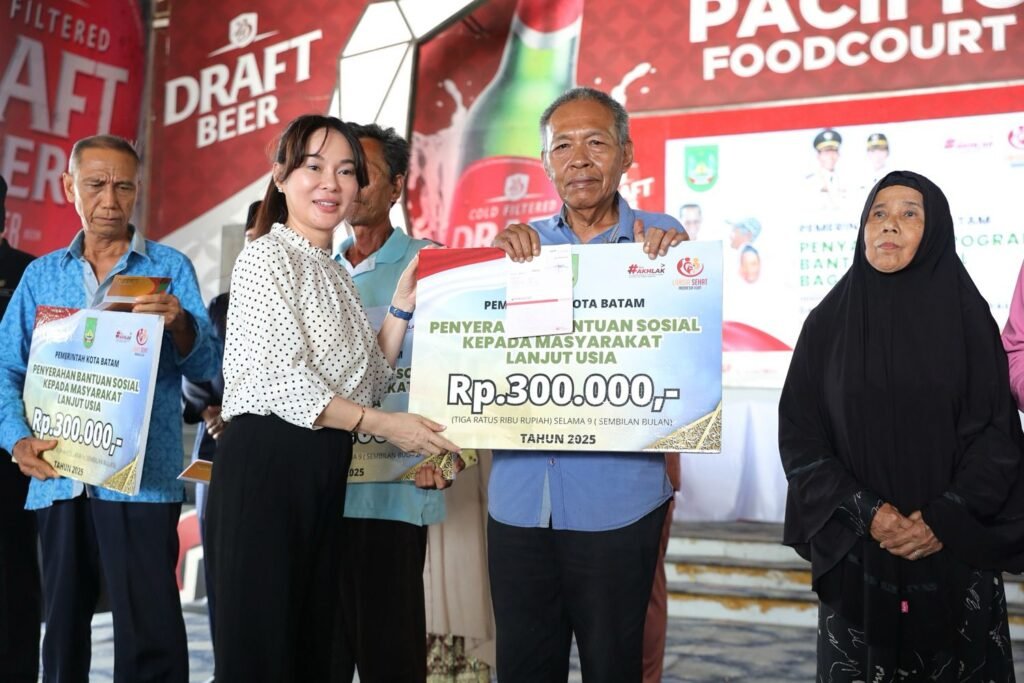 Peduli Kesejahteraan Warga, Wakil Kepala BP Batam Li Claudia Chandra Serahkan Insentif kepada 449 Lansia