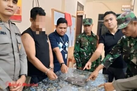 Unit Intel Kodim 0315/TPI menunjukkan pemberantas peredaran narkotika dengan berhasil menangkap seorang terduga pengedar narkoba berinisial TH (30) di wilayah teritorialnya. Penangkapan tersebut terjadi pada Jumat, 28 Maret 2024, sekitar pukul 13.40 WIB di Pelabuhan Sri Bentayan, Kecamatan Tambelan, Kabupaten Bintan.