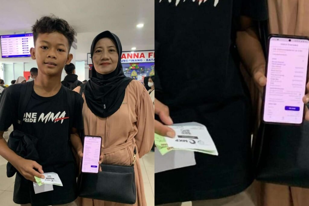 Penumpang dari pelabuhan SBP Tanjungpinang tujuan Pelabuhan Telaga Punggur Batam menunjukkan tiket eletronik saat akan berangkat.