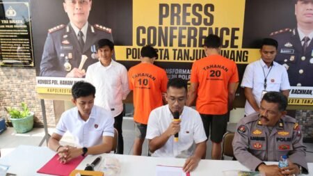 Kasat Resnarkoba Polresta Tanjungpinang, AKP Lajun Siado Rio Sianturi didampingi Kasi Humas Iptu Syahrul Damanik saat pres rilis penangkapan dua tersangka ini diringkus pada tanggal 07 April 2025, Rabu (16/04/2025)