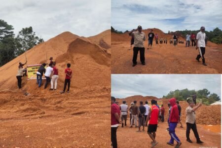 Masyarakat Desa Marok Tua dan Himelaya Korwil Kabupaten Lingga melakukan penyegelan di stock file bauksit milik PT Hermina Jaya, Kamis (17/4/2025)