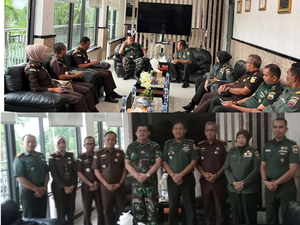 Kasdim 0315/Tanjungpinang Letkol Inf Moch. Denny Nur Cahyono saat menerima Kunker Aspidmil Kejato Riau Kolonel Laut (KH) Zulkarnaen beserta rombongan di Makodim 0315/Tanjungpinang, Rabu (23/4/2025).