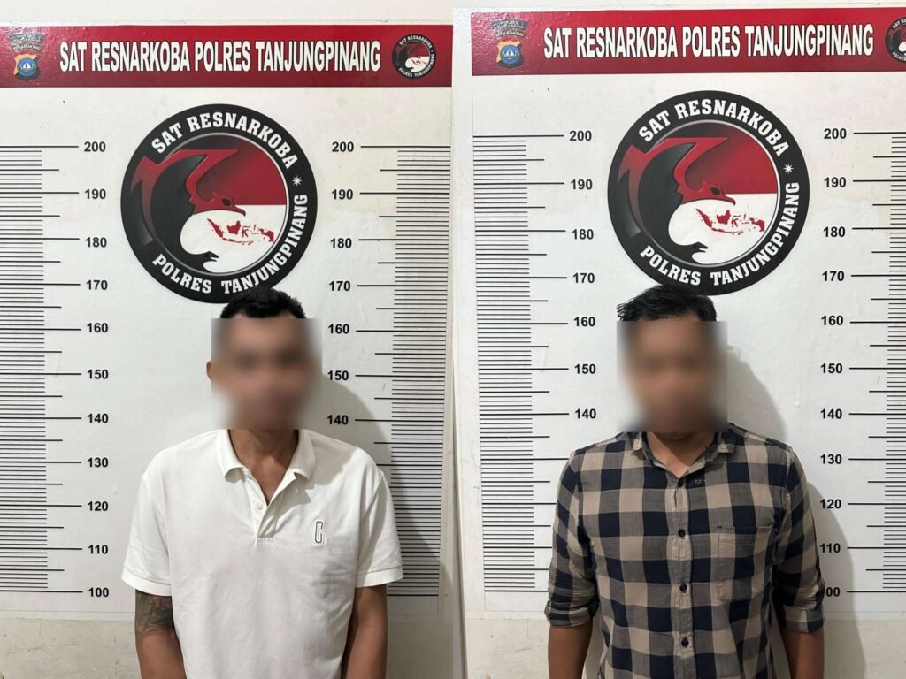 Dua tersangka narkoba berinisial J oknum wartawan dan Y pegawai di Bandara usai ditangkap dan di amankan di Satres Narkoba Polresta Tanjungpinang, Selasa (22/04/2025)
