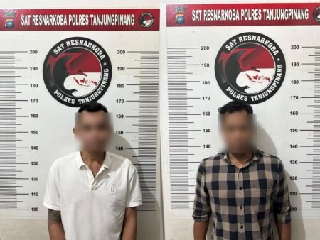Dua tersangka narkoba berinisial J oknum wartawan dan Y pegawai di Bandara usai ditangkap dan di amankan di Satres Narkoba Polresta Tanjungpinang, Selasa (22/04/2025)