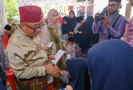 Walikota Tanjungpinang, Lis Darmansyah, bersama istri, Yuniarni Pustoko Weni, menyambut hangat kedatangan masyarakat dalam acara open house yang digelar di kediamannya