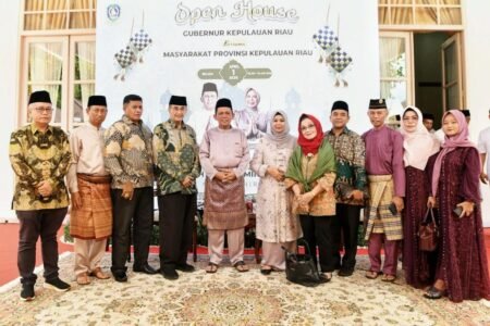 Open house Gubernur Kepri Ansar Ahmad dalam rangka Idul Fitri 1446 H di Kediaman Gubernur Kepri, Belakang Gedung Daerah, Tanjungpinang.