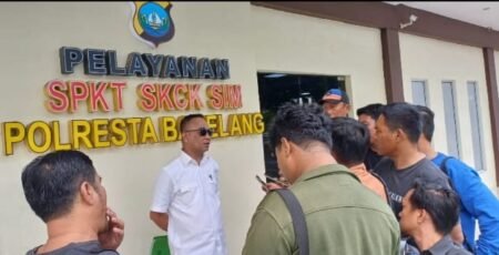 Akhmad Rosano memberikan penjelasan ke awak media usai melaporkan Yusril ke Mapolresta Barelang