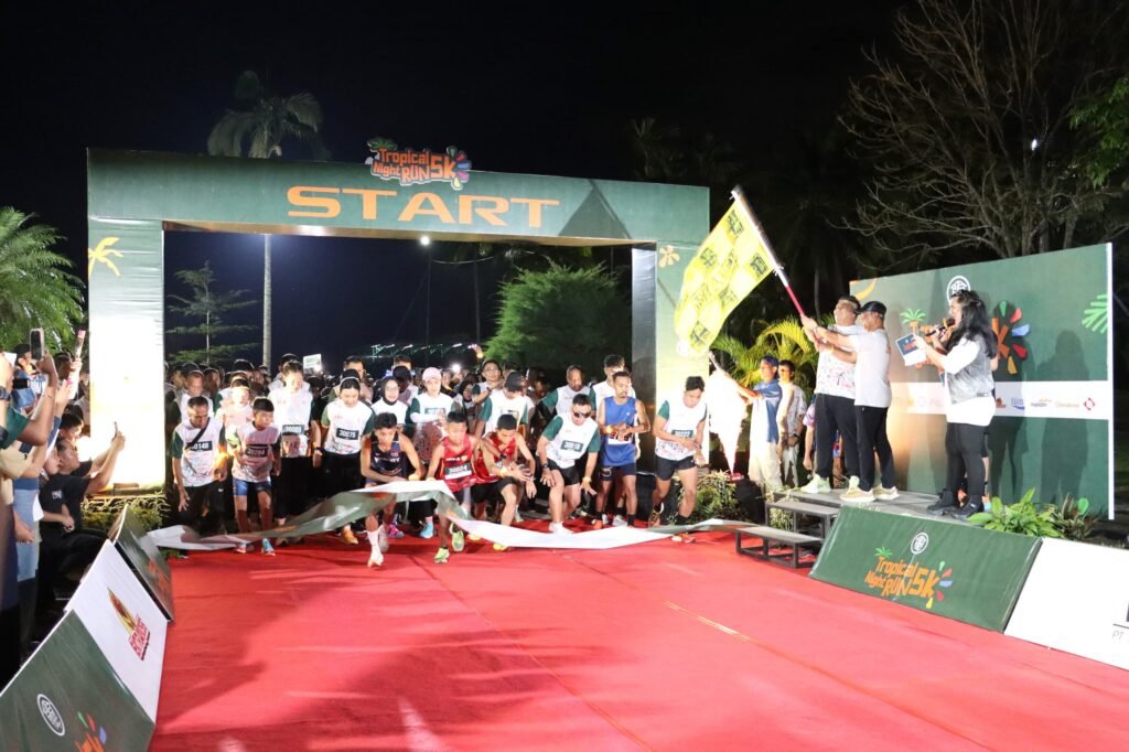Bupati Bintan Roby Kurniawan melepas peserta Tropical Night Run 5K 2025 di Kawasan PT BIIE Lobam, Sabtu malam (12/4).