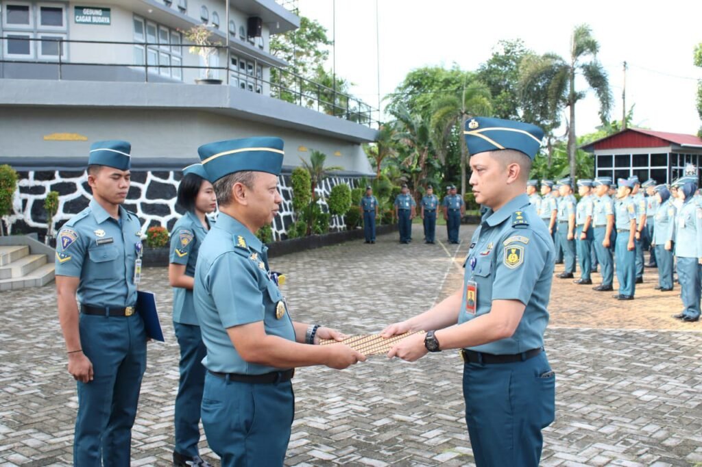 Karumkital Dr. Midiyato Suratani Kolonel Laut (K) dr. Widya Wirawan memberikan penghargaan kepada Mayor Laut (K) dr. Dito Arieyadhi, Sp.Rad.