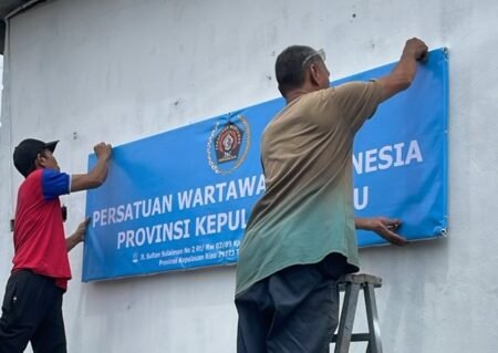 Pemasangan spanduk halal bihalal di Sekretariat PWI Kepri di jalan Sultan Sulaiman no 2 Kampung Bulang KM 5 bawah kota Tanjungpinang, Senin (14/04/2025)